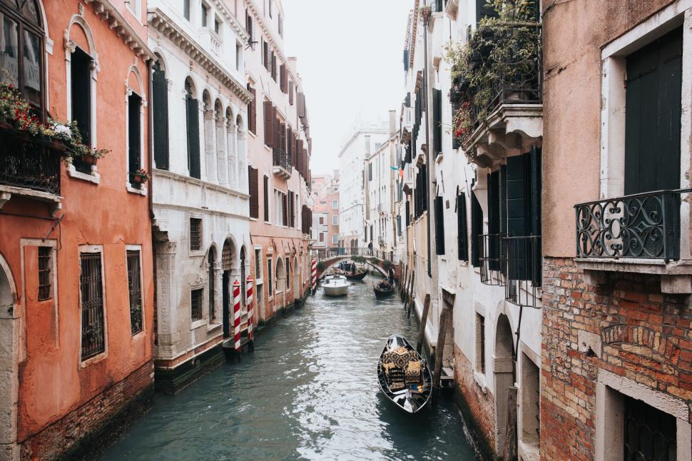 Free Image of A water canal with boats and buildings 
