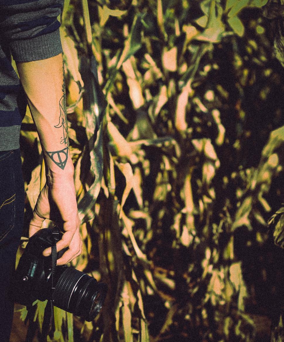 Free Image of A person holding a camera 