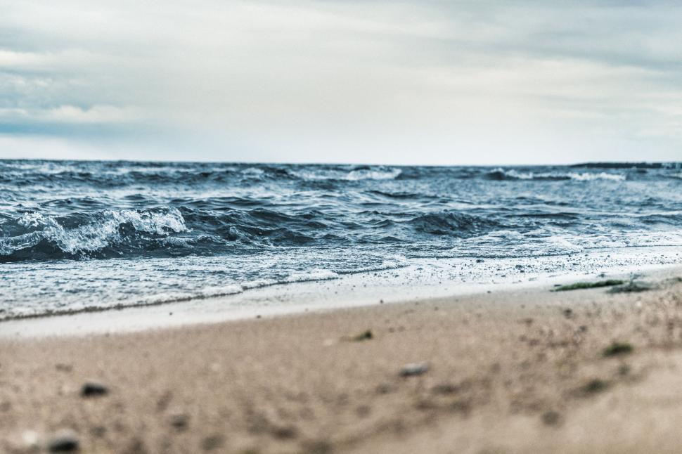 Free Image of Waves on a beach 
