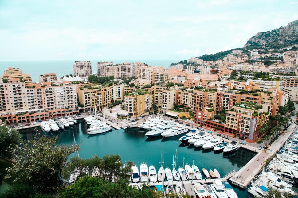 Free Image of A city with many boats in the water 