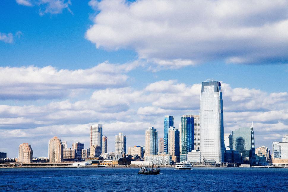 Free Image of A city skyline with boats on water 
