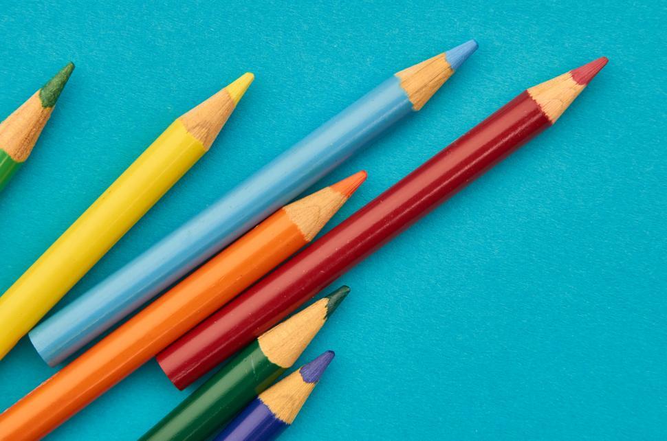 Free Image of A group of colored pencils 