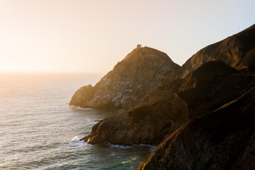 Free Image of A rocky cliffs and water 