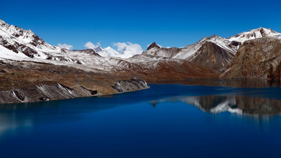 Free Image of A body of water with mountains in the background 