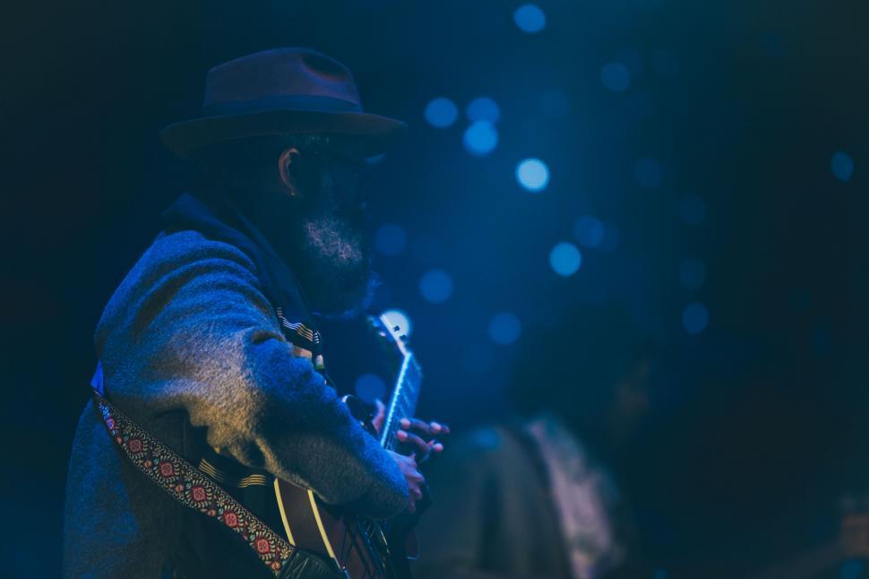 Free Image of A man playing a guitar 