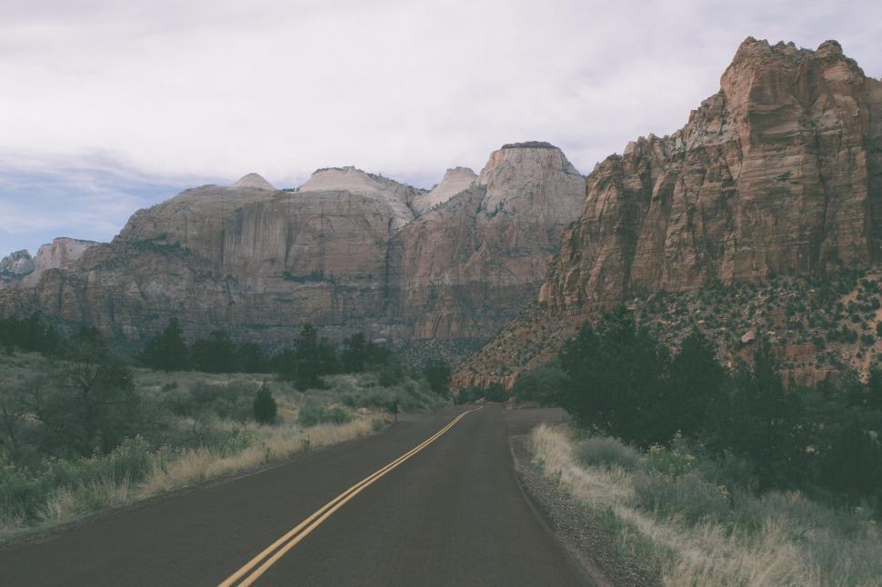 Free Image of Desert road leading to mountain range 