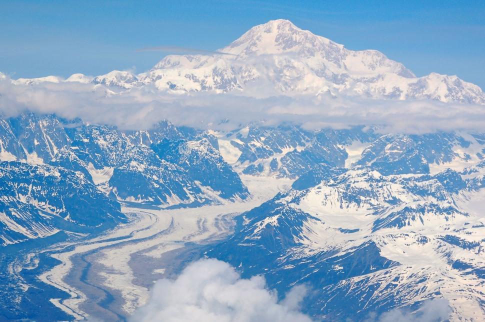 Free Image of Snowy mountains under clear blue skies 