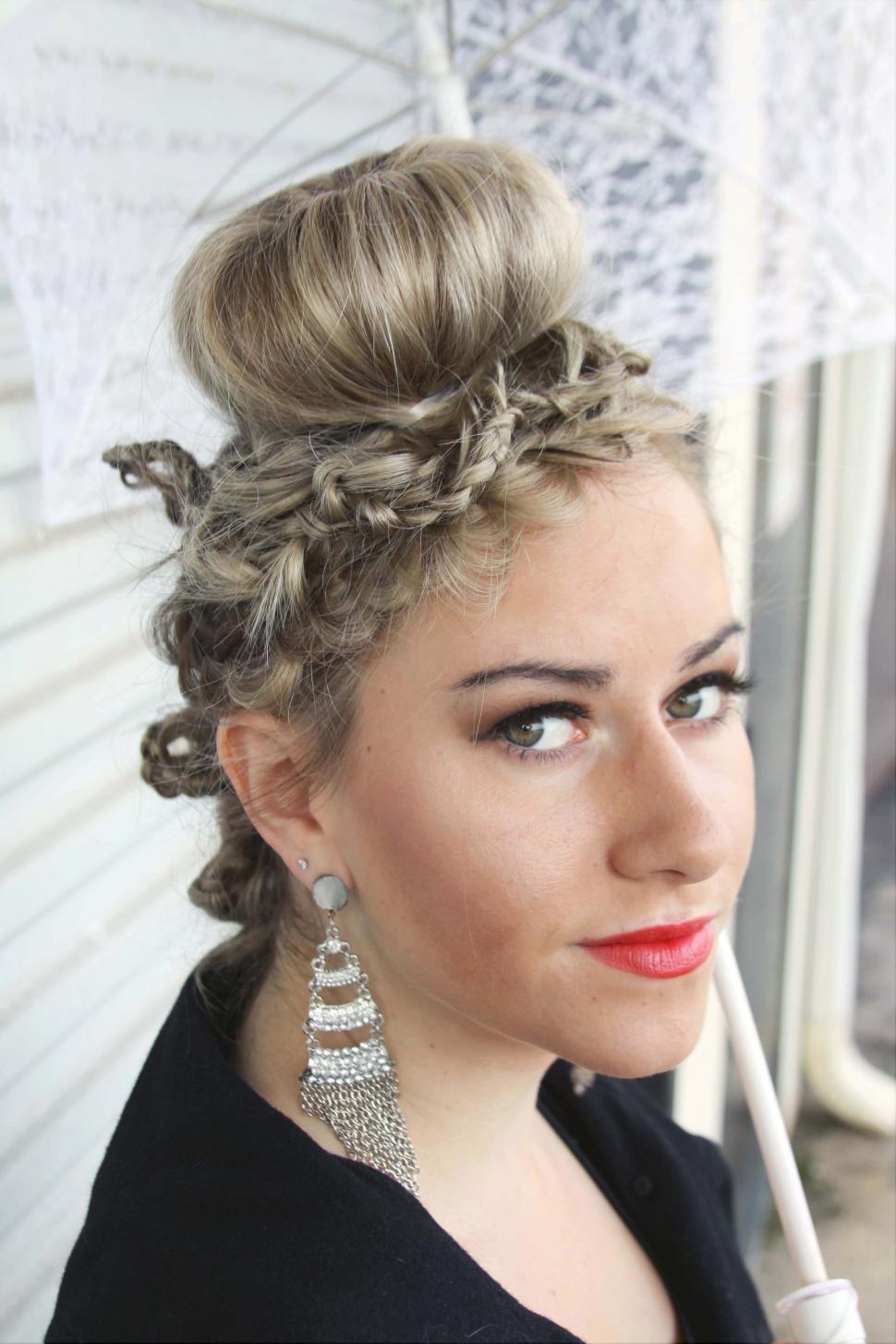 Free Image of Woman under umbrella with classic hairstyle 