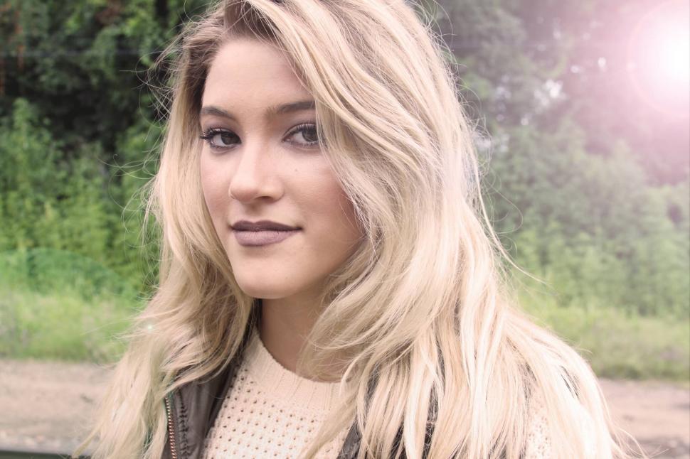 Free Image of Blonde woman with natural background 