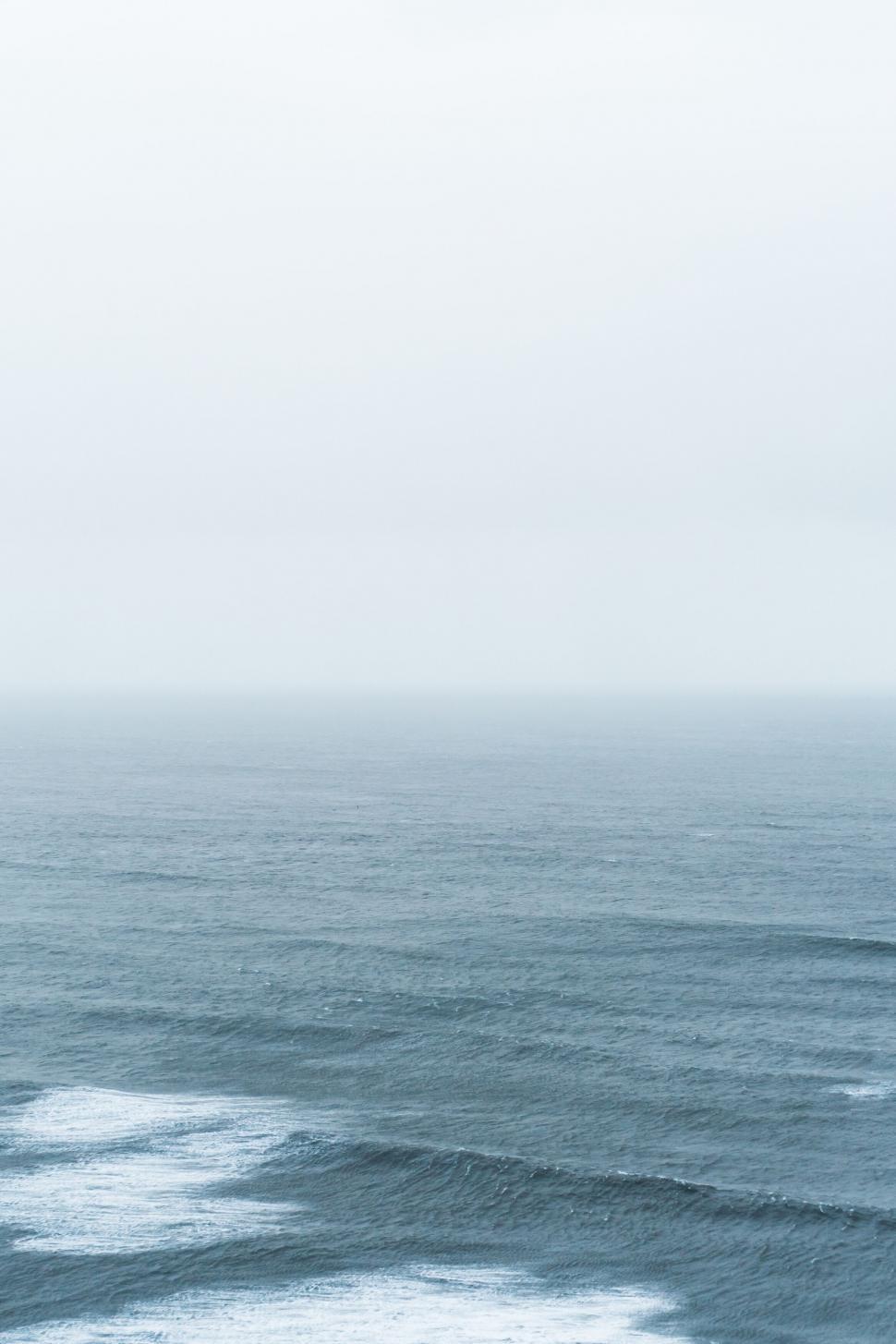 Free Image of Calm ocean with gentle waves 