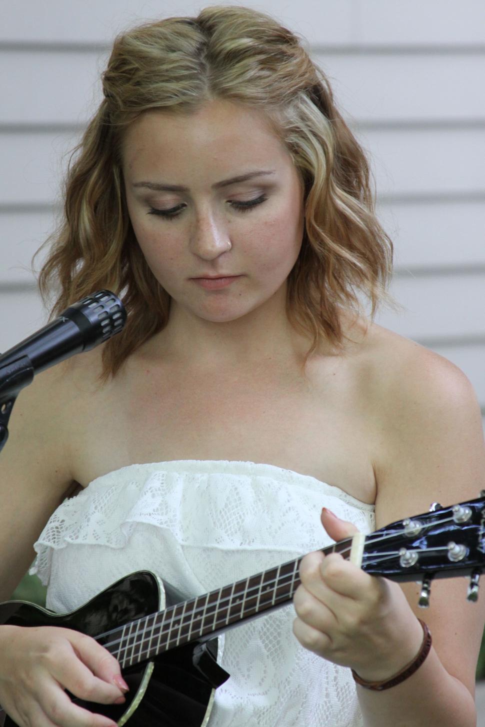 Free Image of Musician playing guitar 