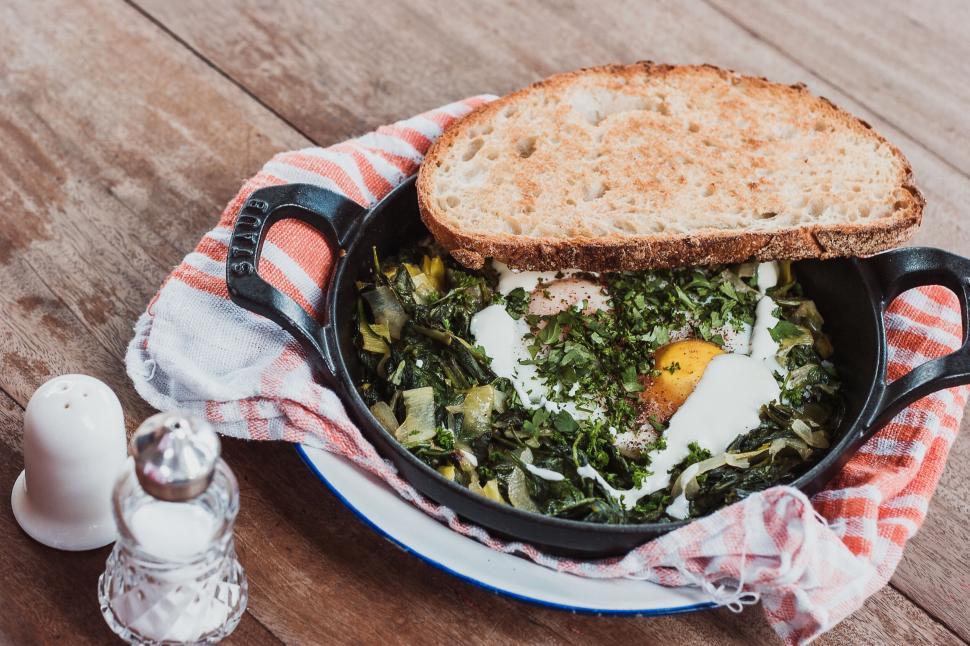 Free Image of Healthy green shakshuka in iron skillet 