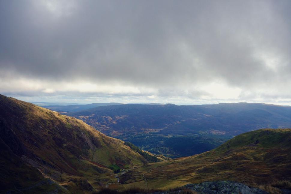 Free Image of Panoramic mountain view with moody skies 