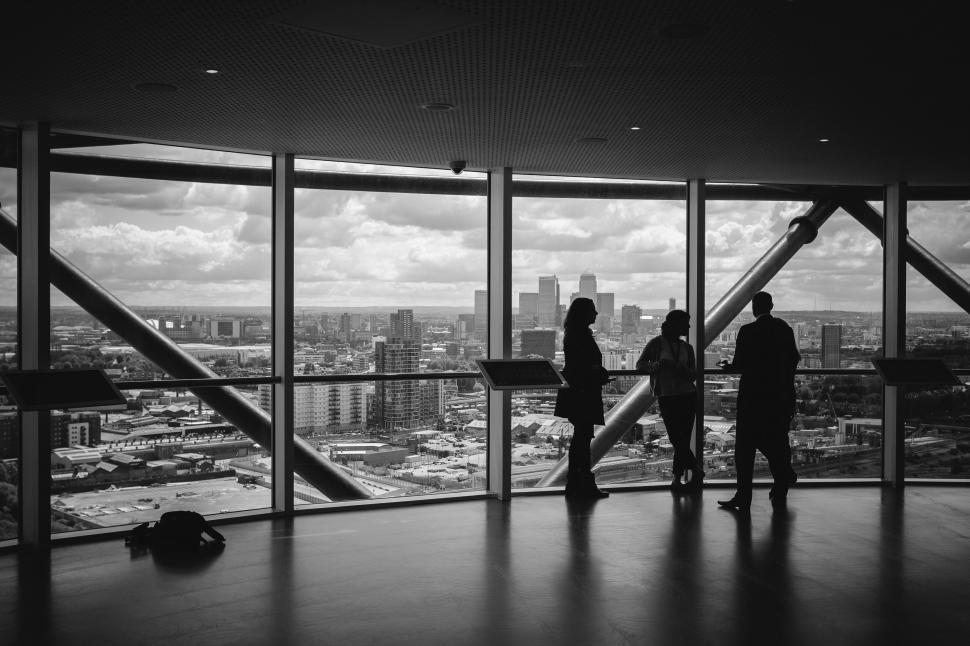 Free Image of Silhouettes of people against cityscape 