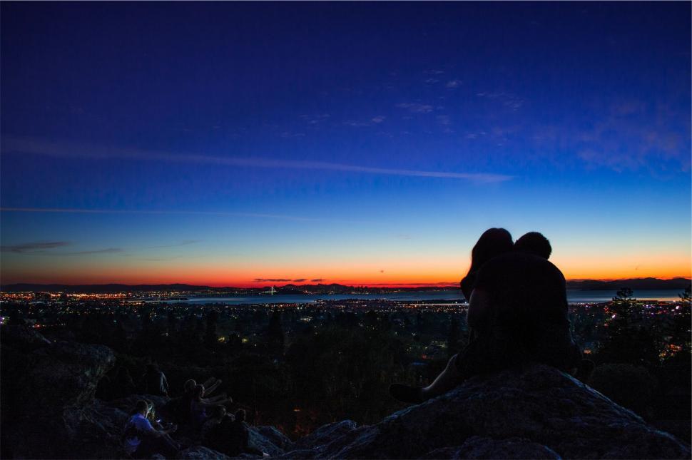 Free Image of Silhouette against sunset over city skyline 
