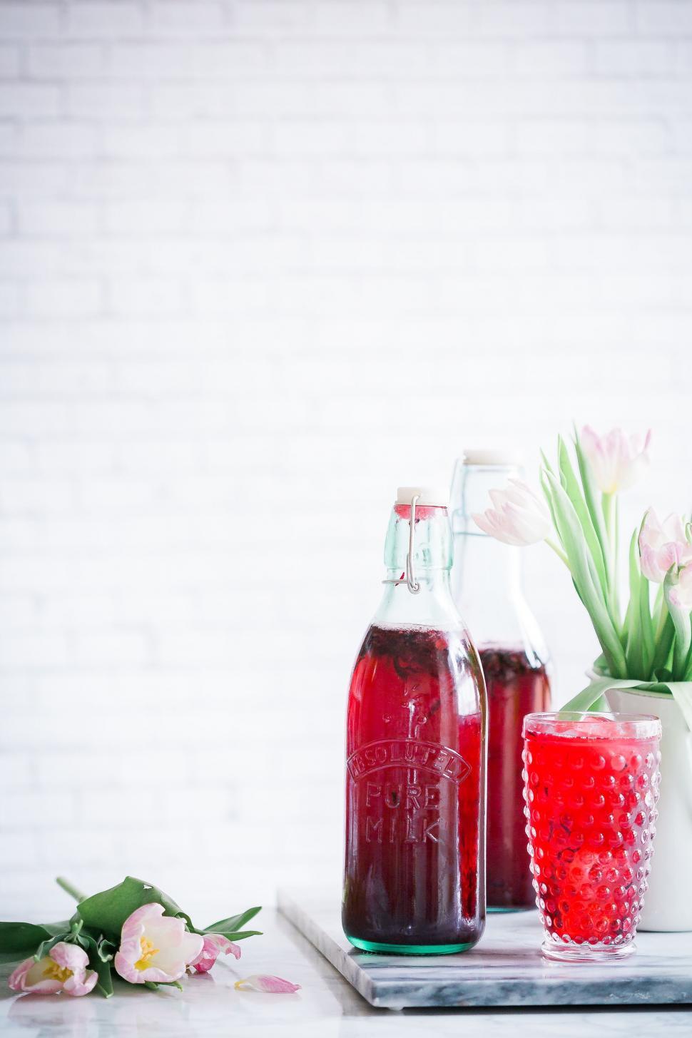 Free Image of Chic vintage milk bottles with tulips 