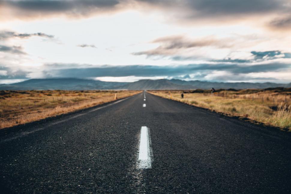 Free Image of Open road through a barren desert landscape 