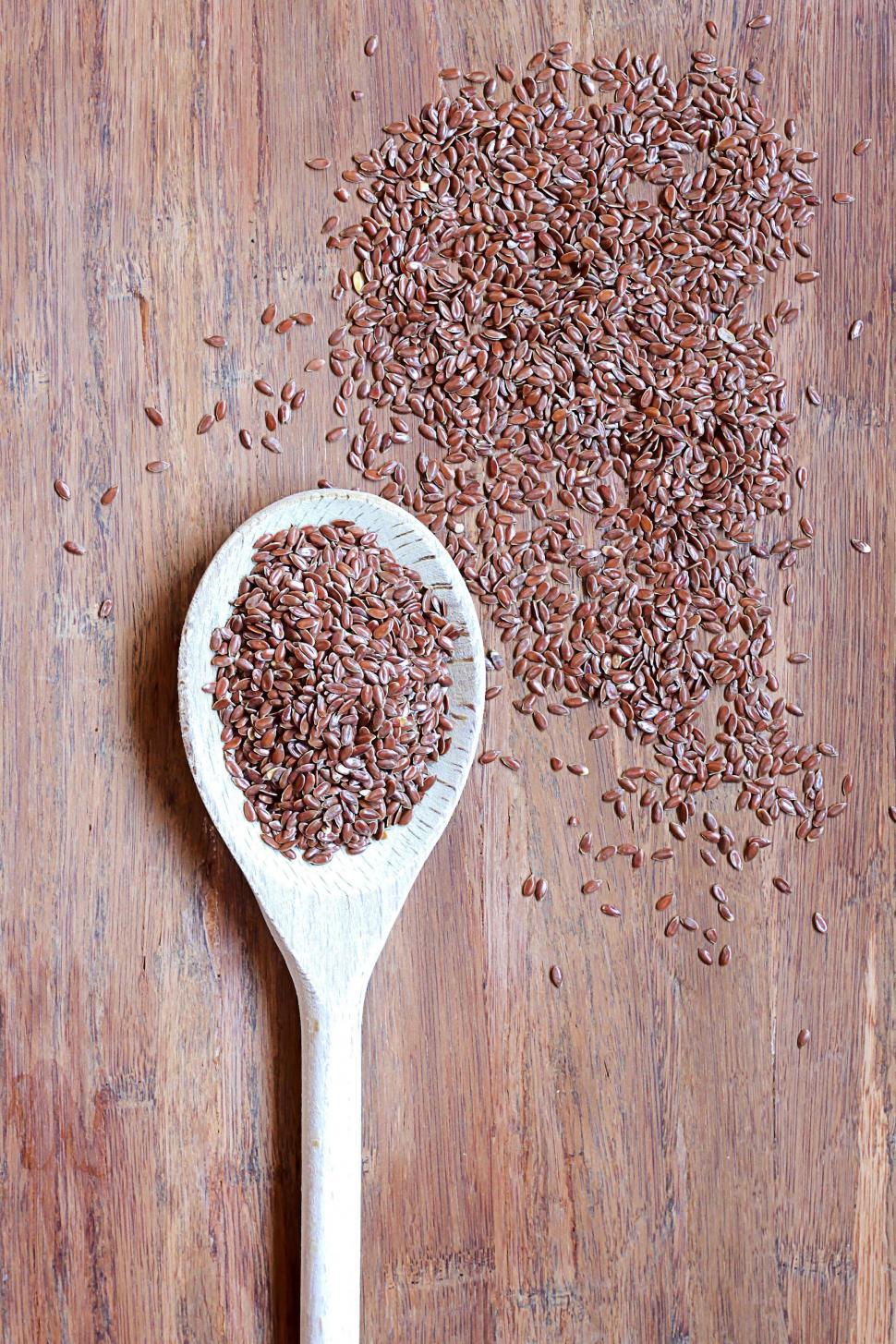 https://freerangestock.com/sample/159948/wooden-spoon-with-flax-seeds-on-table.jpg