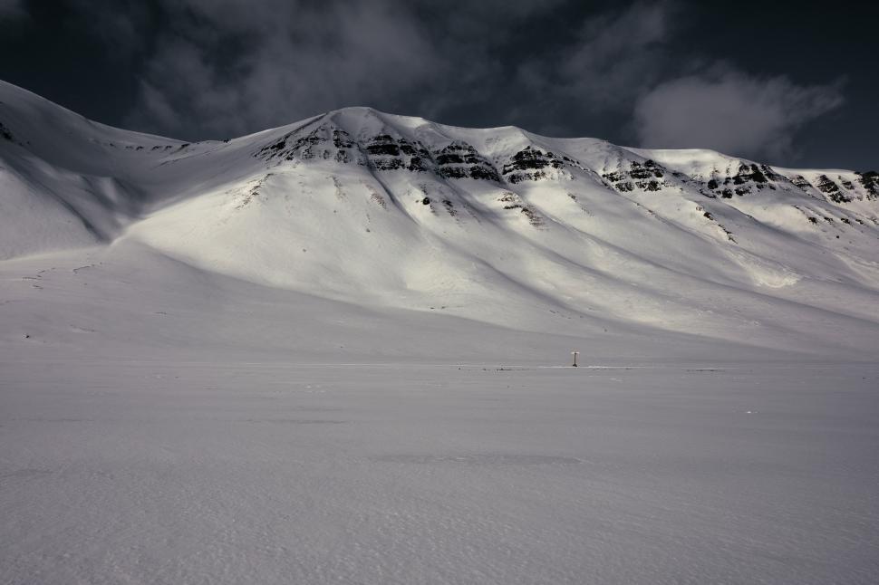 Free Image of Majestic snow-covered mountains under a clear sky 
