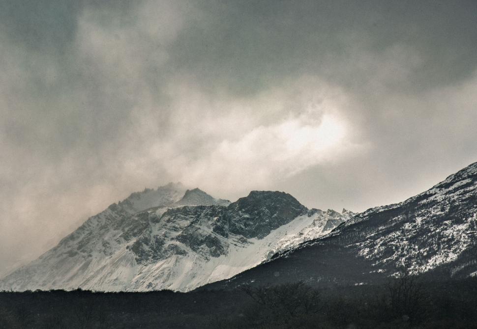 Free Image of Misty mountain peaks under a hazy sky 