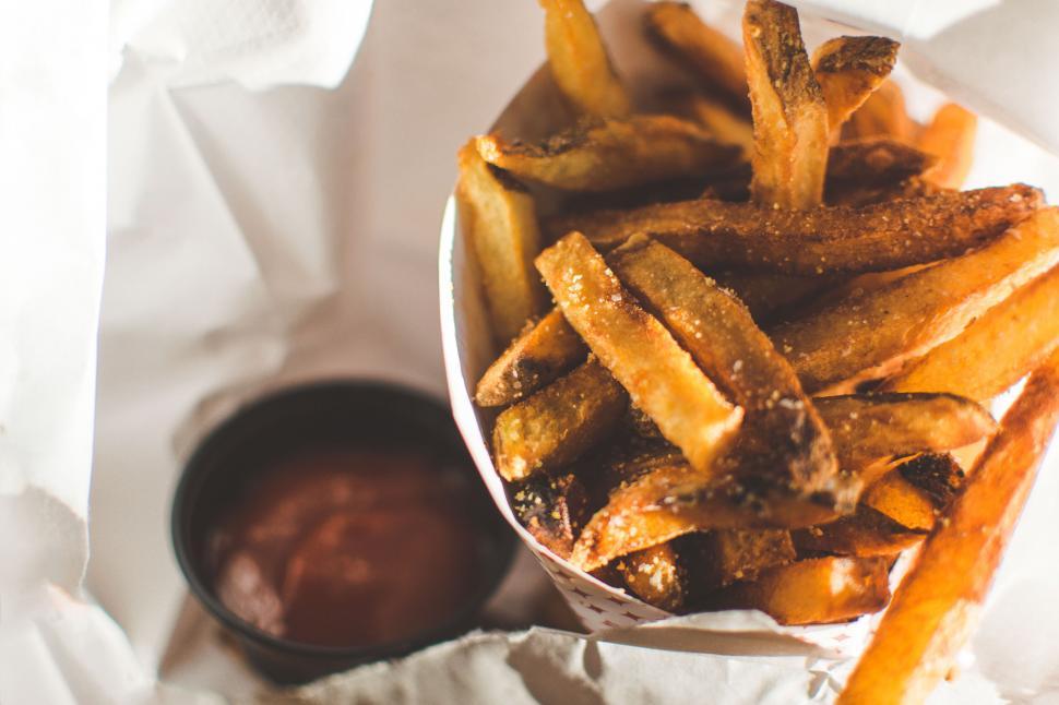 Free Image of Crispy french fries with ketchup closeup 
