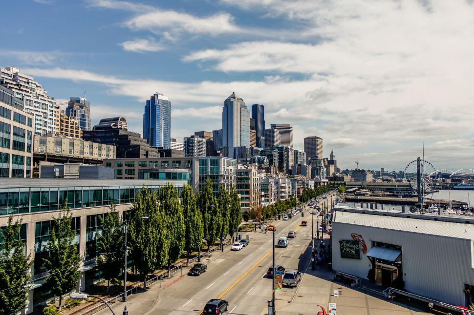Free Image of Bustling city skyline with clear skies 