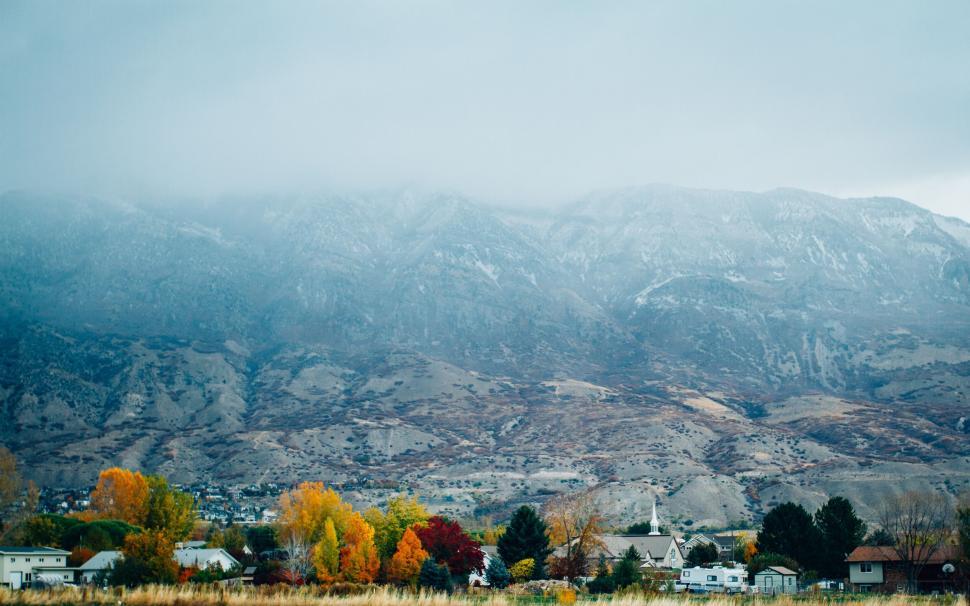 Free Image of Misty autumn mountain view with colorful trees 