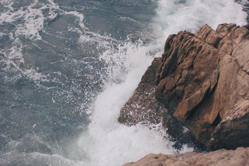 Free Image of Dynamic ocean wave crashing on rocky shore 