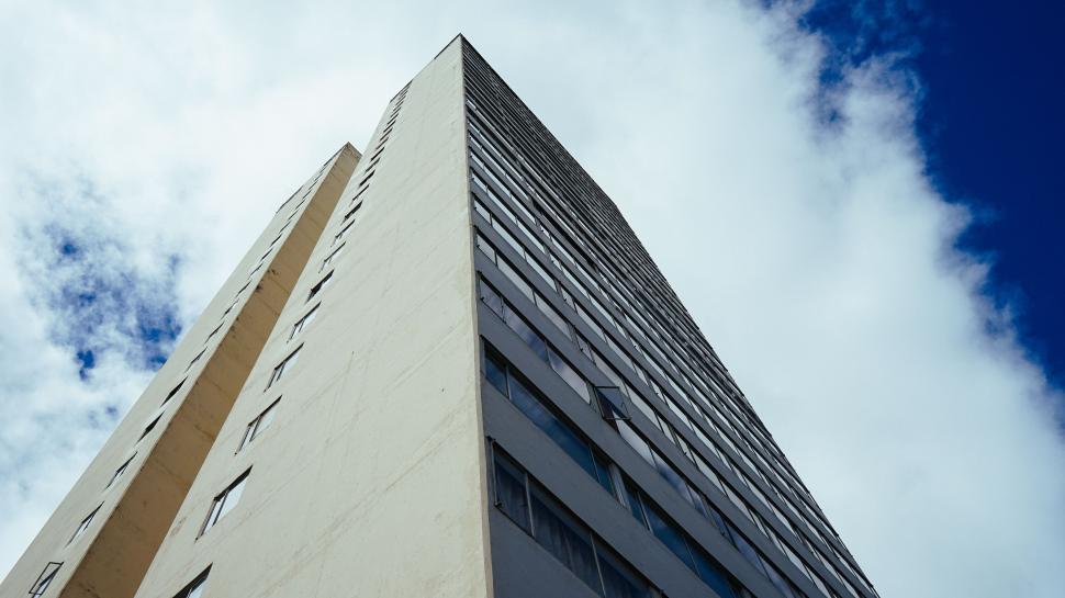 Free Image of Modern high-rise building against a blue sky 