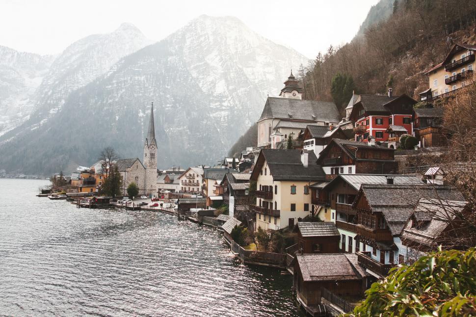 Free Image of Idyllic Hallstatt village on a lake shore 