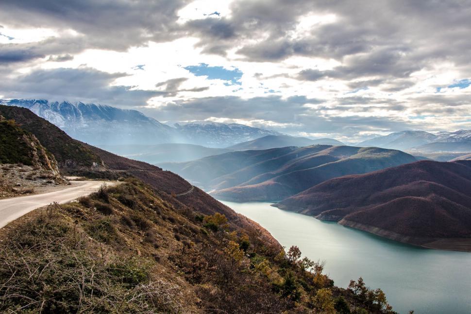 Free Image of Mountain road overlooking a serene lake 