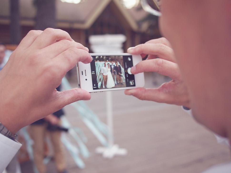 capturing-a-candid-wedding-moment-on-pho