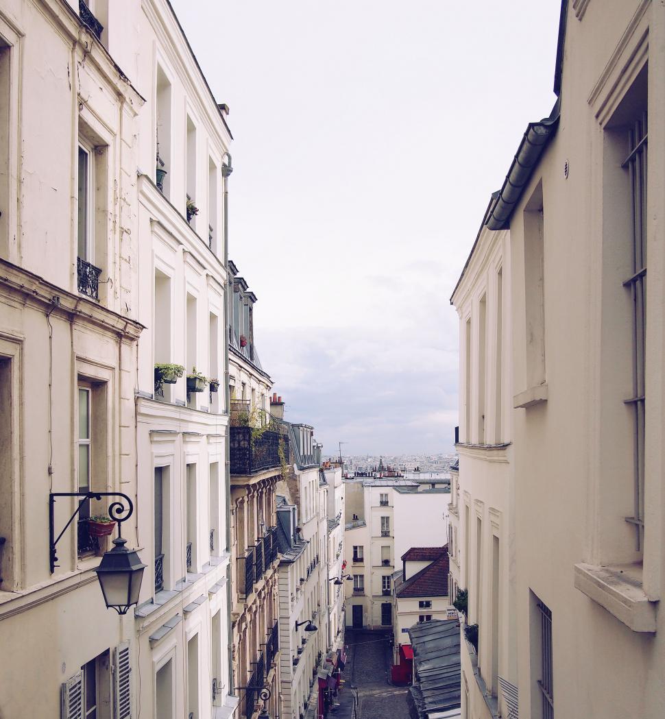 Free Stock Photo of Parisian narrow street with classic architecture |  Download Free Images and Free Illustrations, image size:970x1049