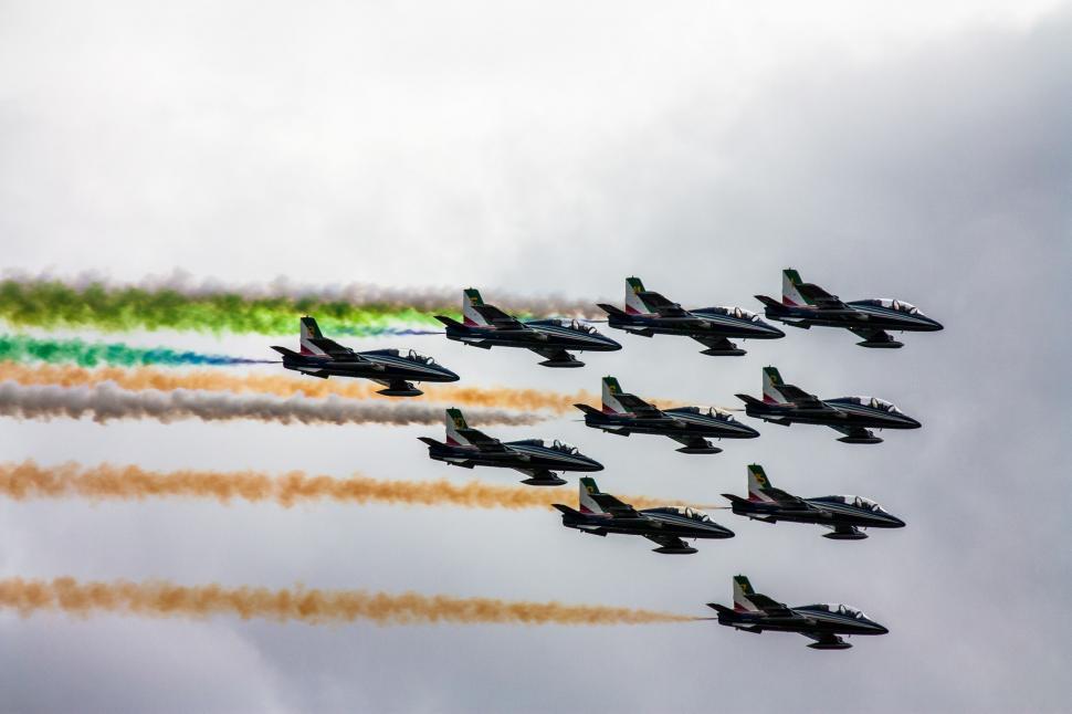 Free Image of Military jets in precise airborne formation 