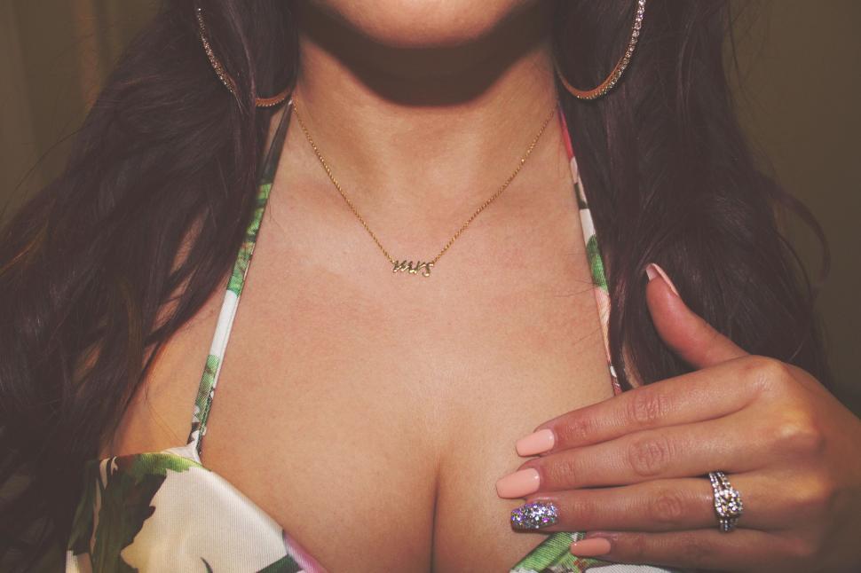 Free Image of Close-up of a woman s clavicle with delicate necklace 