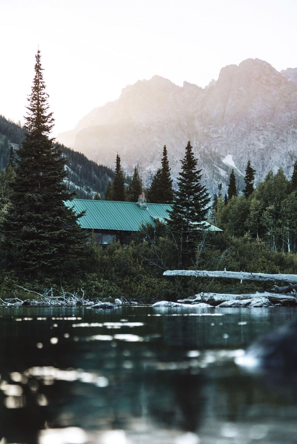 Free Image of Cabin in the mountains by a tranquil lake 