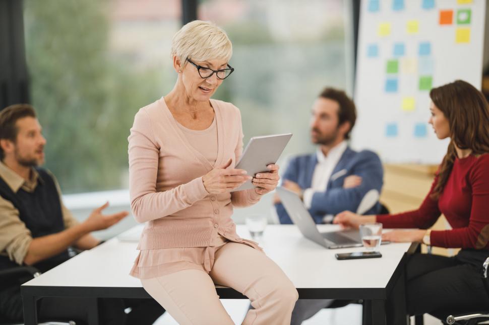 Free Image of Experienced businesswoman using digital tablet 