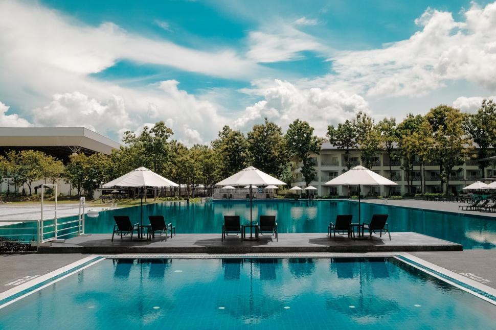 Free Image of Luxury Poolside Resort with Serene Ambiance 