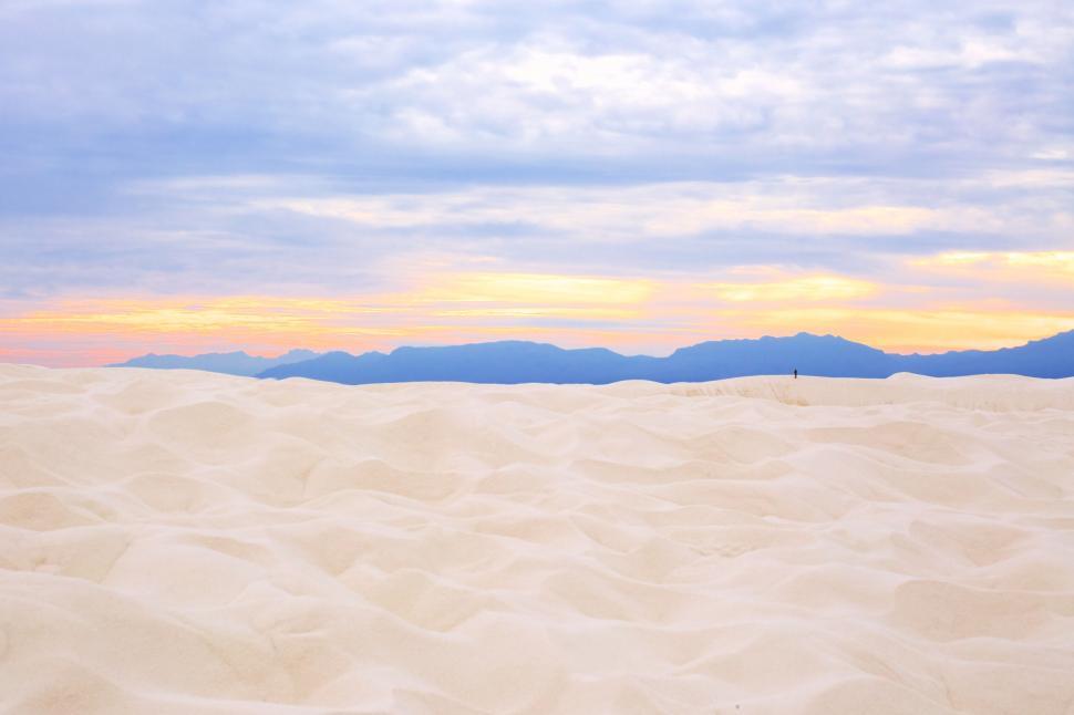 Free Image of Tranquil desert sands with mountainous backdrop 