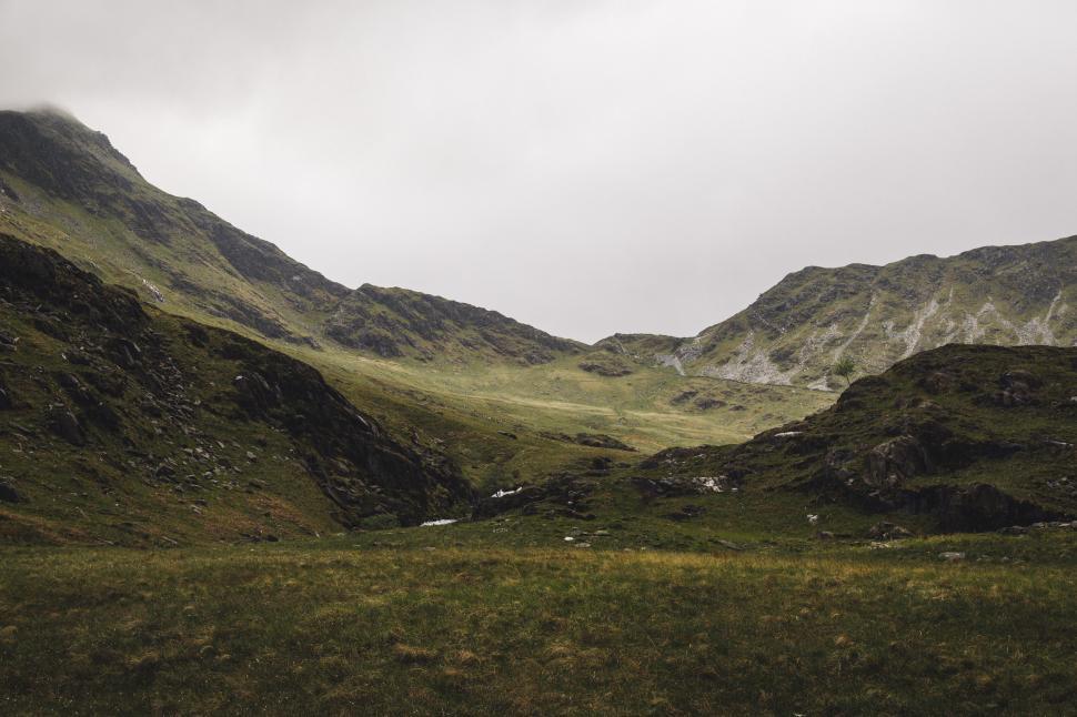 Free Image of Majestic mountain landscape with cloudy sky 