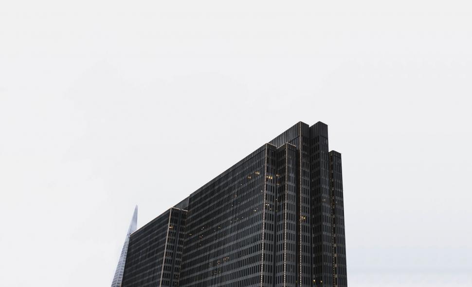 Free Image of Modern skyscraper towering over the cityscape 