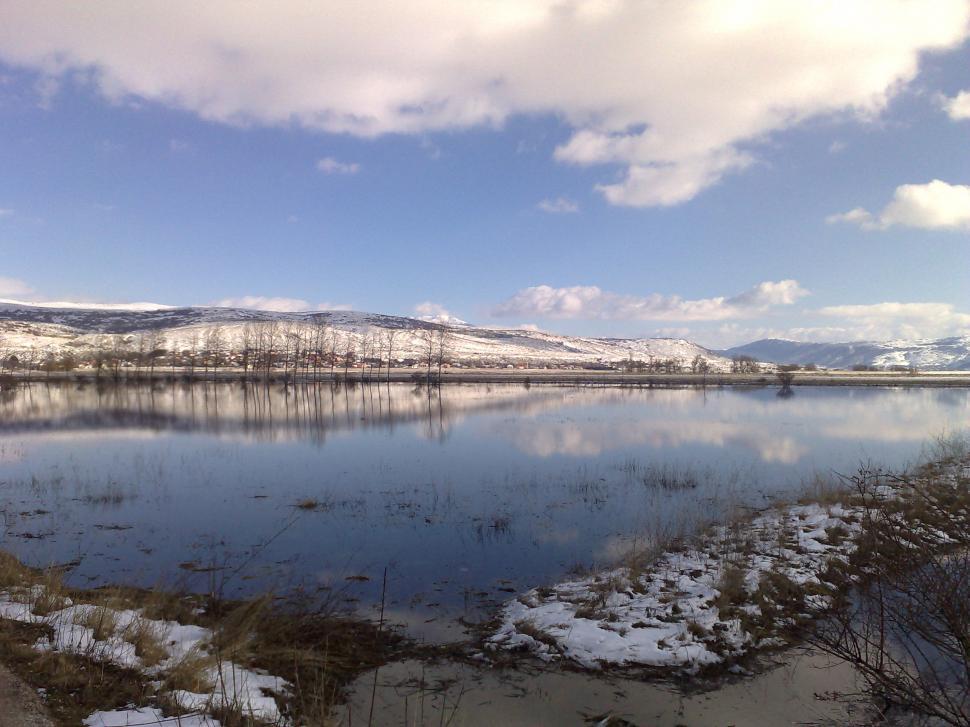 Free Image of Tomislavgrad (lake and mountains) 