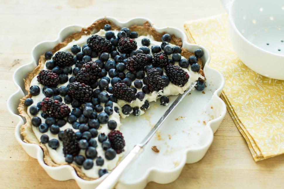 Free Image of Blackberry blueberry pie in ceramic dish 
