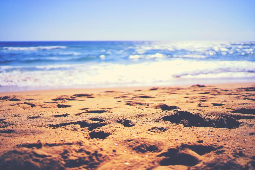 Free Image of Sandy beach with gentle ocean waves 