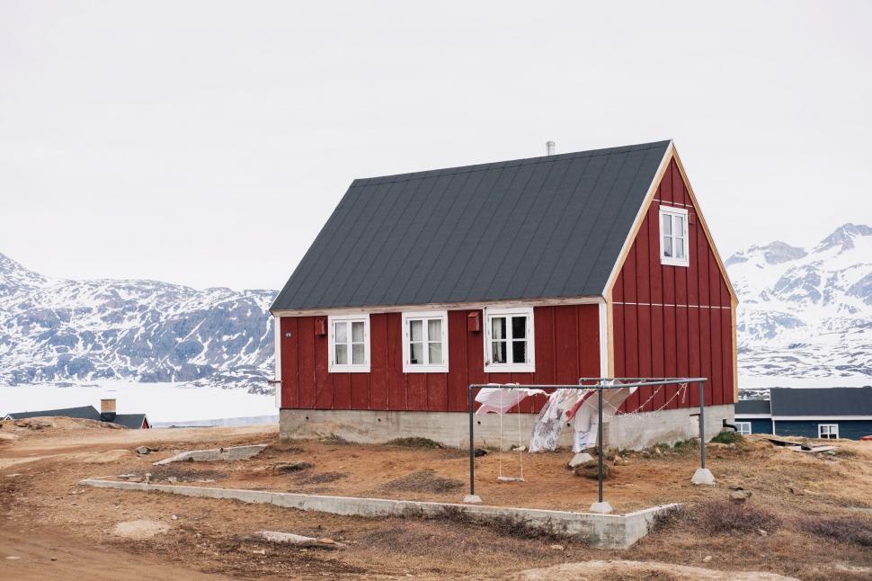 Free Image of Isolated red house in snowy mountain landscape 