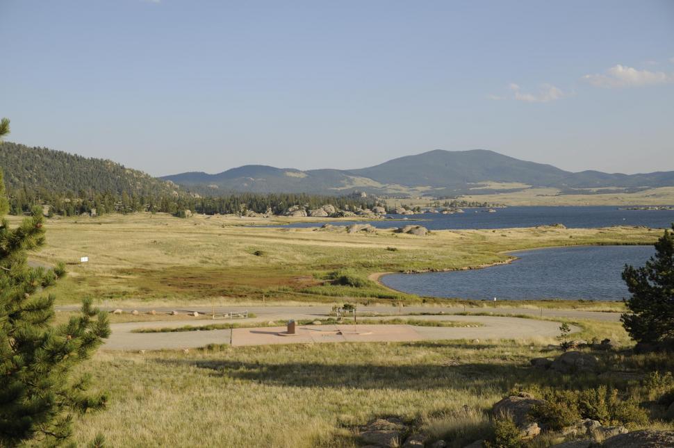 Free Image of Lake surrounded by mountains 