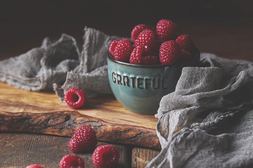 Free Image of Bowl of fresh raspberries with  grateful  text 