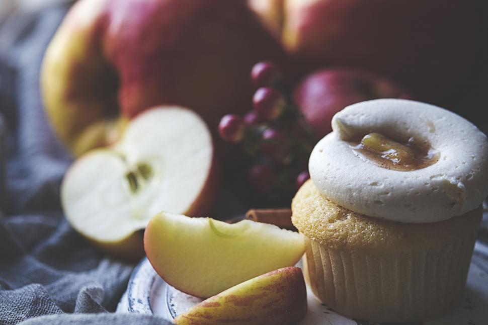 Free Image of Cupcake and sliced fruits on fabric 