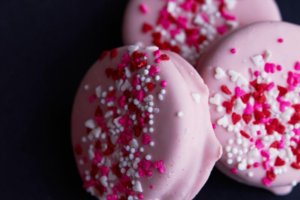 Free Image of Pink macarons with sprinkles close-up 