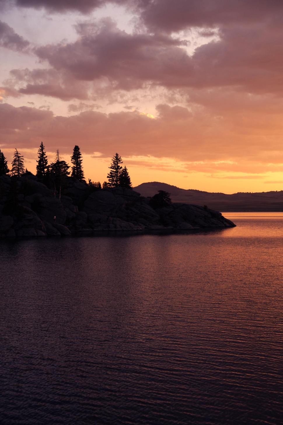 Free Image of Evening Sky over lake  